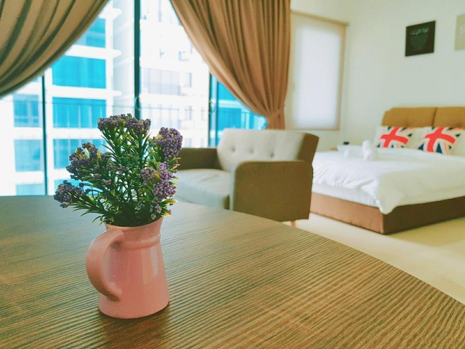 Apartment Simplicity Cozy For 2 -trefoil Setia Alam- Near Setia Mall-setia Convention Centre