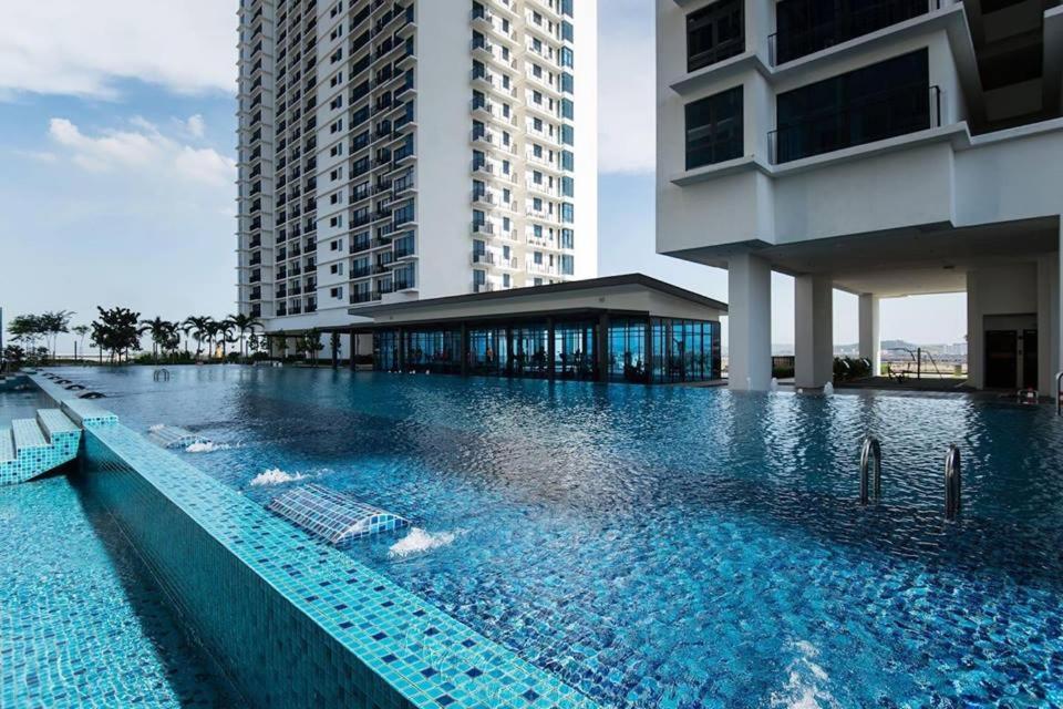 Apartment Simplicity Cozy For 2 -trefoil Setia Alam- Near Setia Mall-setia Convention Centre Shah Alam